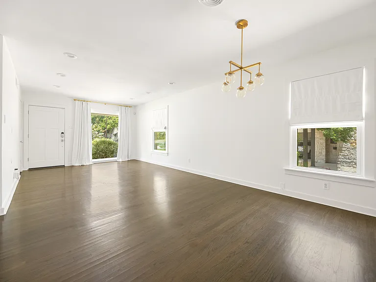 2426 Loving Ave — Photo 5