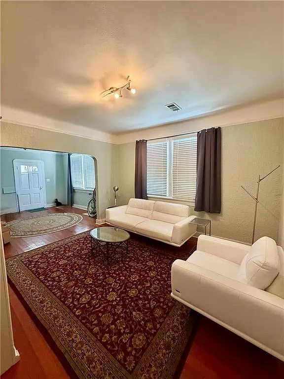 1 bed, 900 sqft, $1,600 — Photo 4