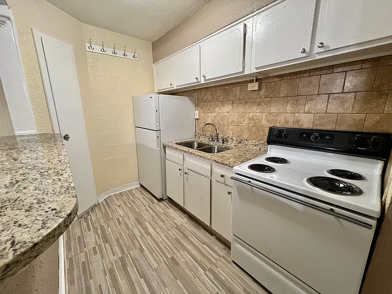 Heather House Apartments — Photo 3