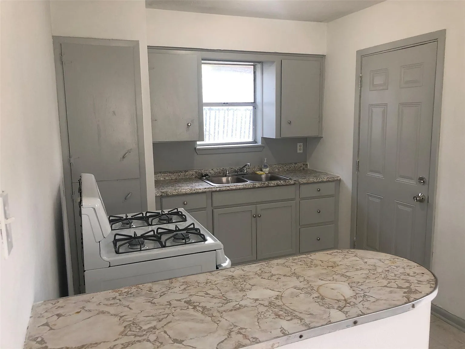 2 bed, 1.0 bath, 588 sqft, $900 — Photo 2