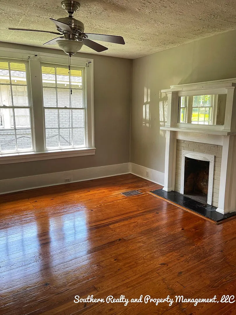 Classic Capitol Heights Cottage — Photo 2