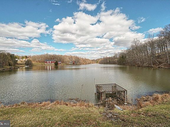 3rd image of 6934 Meadowlake Rd