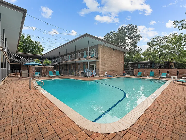 Enfield Court Apartments — Photo 8