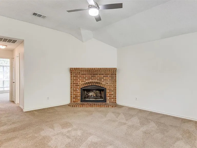 1523 Wayside Dr — Photo 2