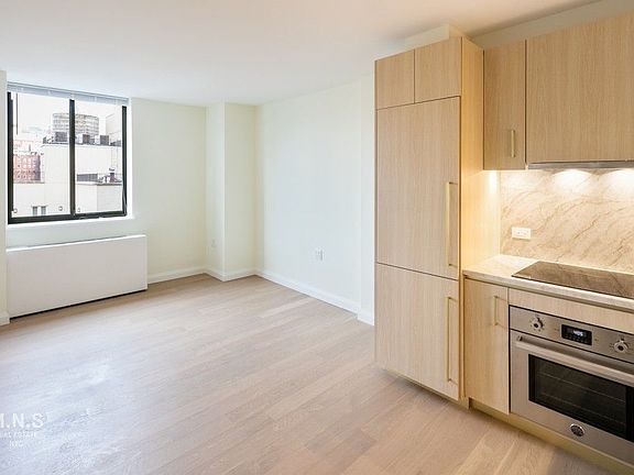 3rd image of 250 W 19th St #10MM