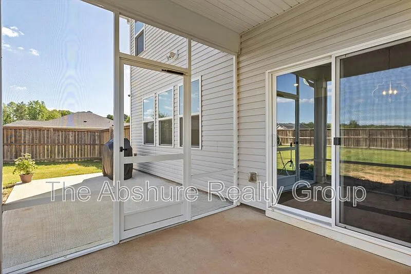4 bed, 3.0 bath, 2444 sqft, $2,400 — Photo 3
