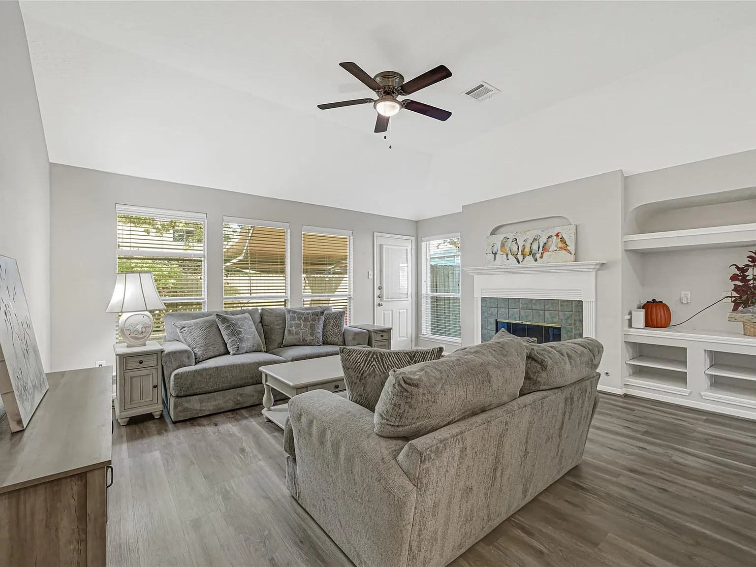 3 bed, 2.0 bath, 1590 sqft, $2,700 — Photo 4