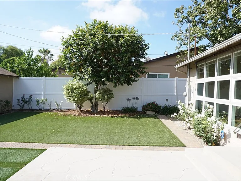 5540 Balboa Blvd — Photo 58