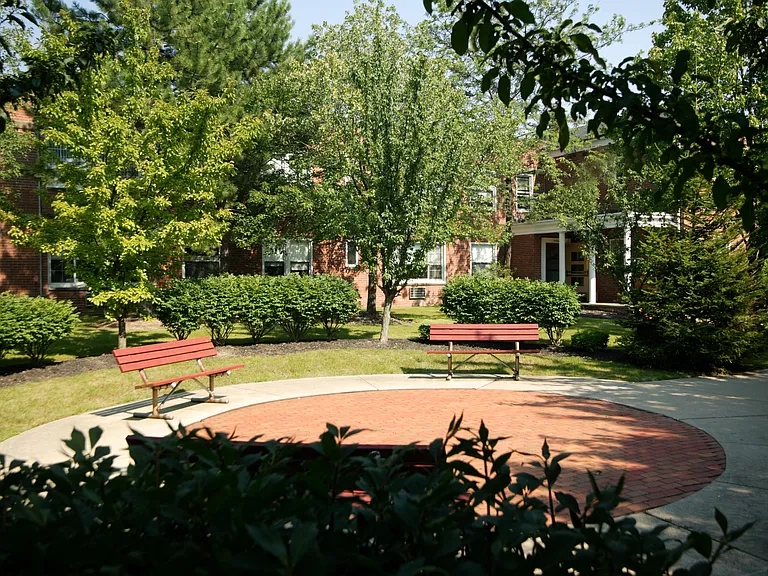 Huntington Green Apartments — Photo 60