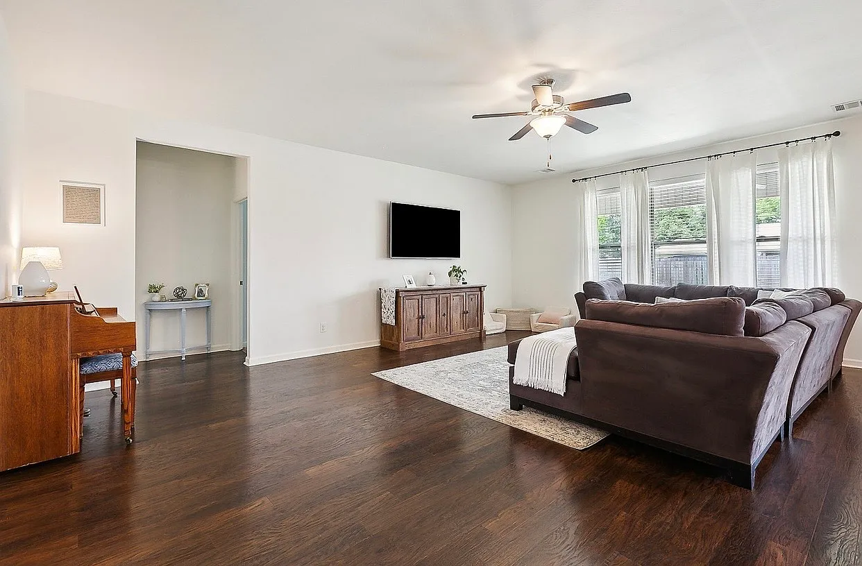 4 bed, 2293 sqft, $2,400 — Photo 3