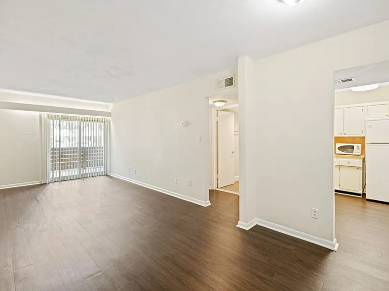 302 E Georgia St — Photo 10