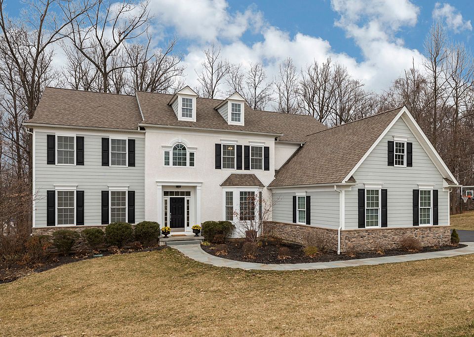 Welcome to 2547 Veronica Dr!