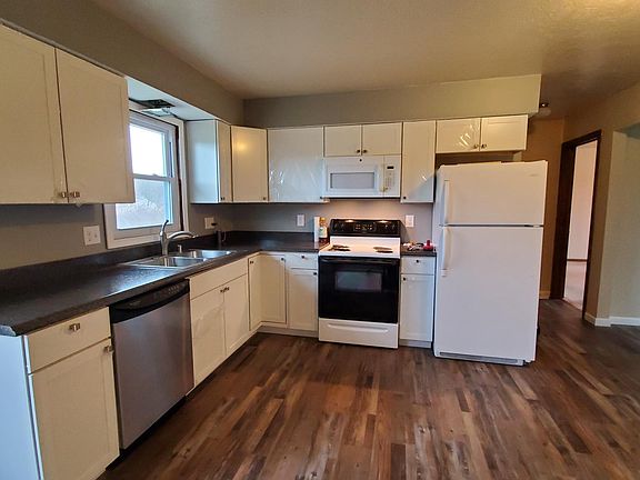 Kitchen, Dishwasher, Stove and Microwave, Refrigerator, Luxury Vinyl