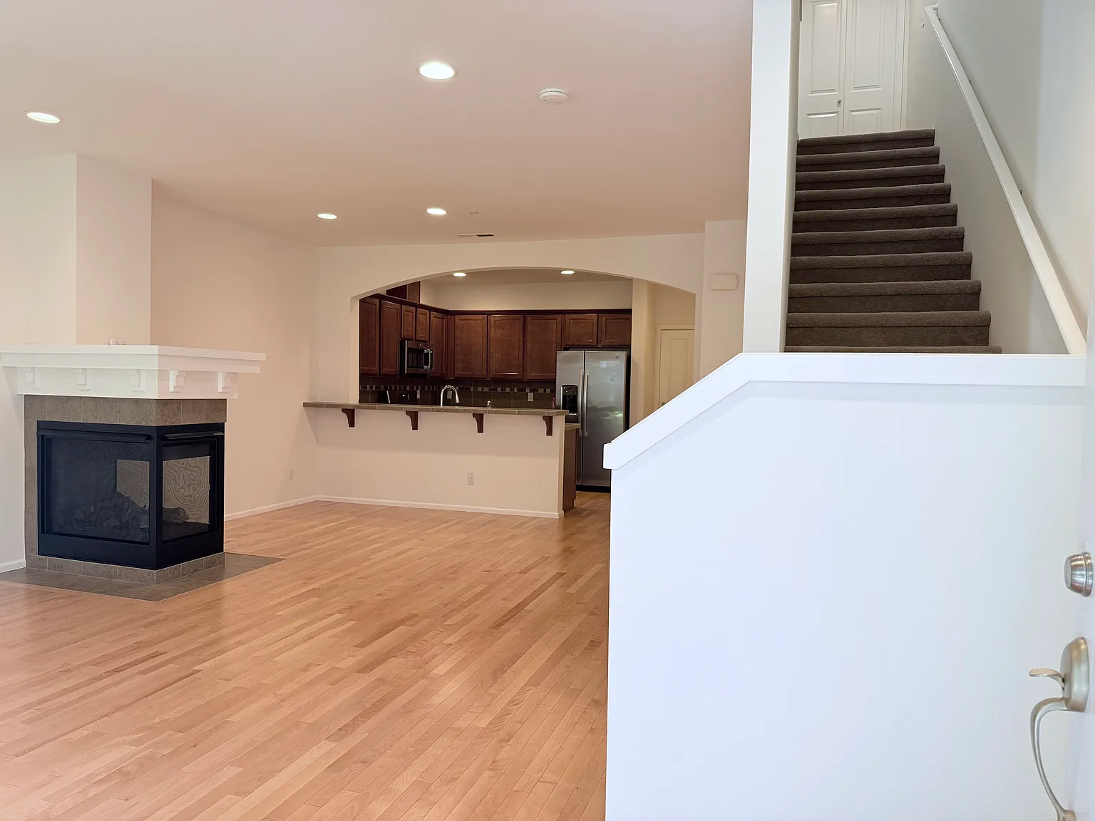 2 bed, 2.5 bath, 1374 sqft, $3,350 — Photo 3