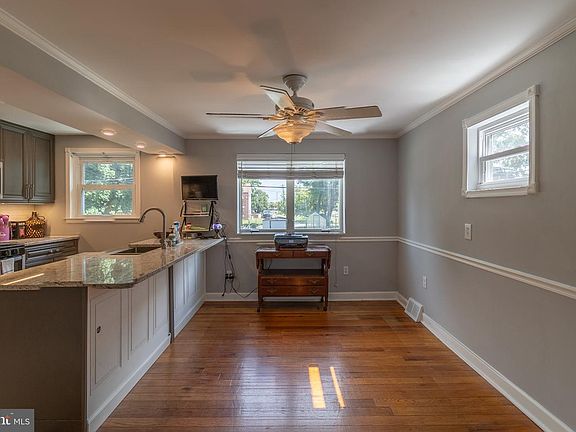 3rd image of 526 Jansen Ave