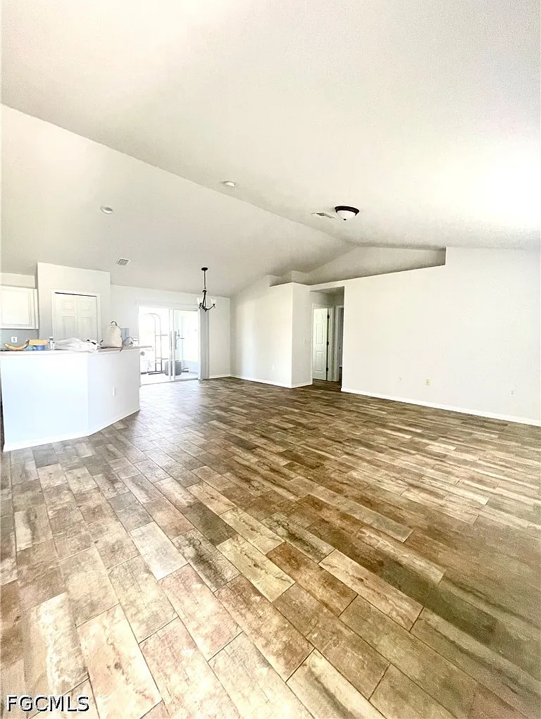 3 bed, 2.0 bath, 1501 sqft, $2,000 — Photo 4