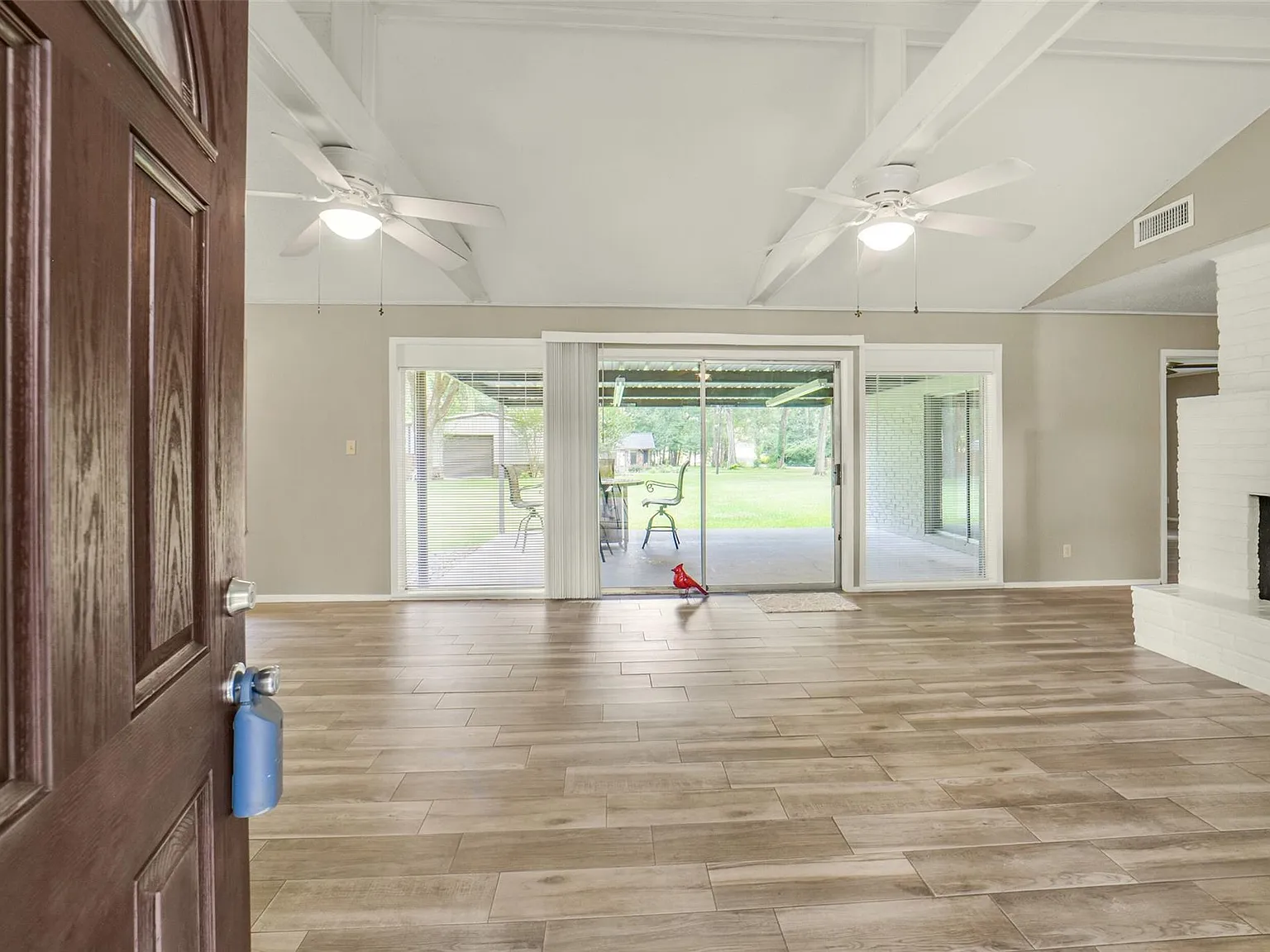 3 bed, 2.0 bath, 1581 sqft, $2,000 — Photo 2