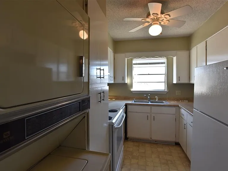 100 Royal Way Dr #4D — Photo 4