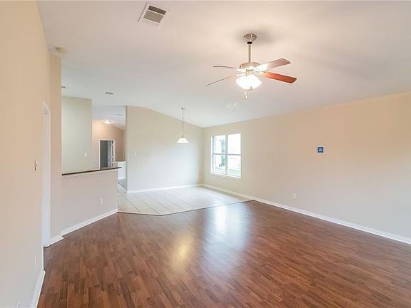 4th image of 209 Bloomsbury Dr