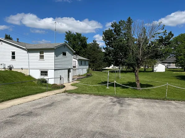 208 W School St, Stacyville, IA 50476