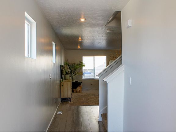3rd image of 1801 N Blue Iris Ave
