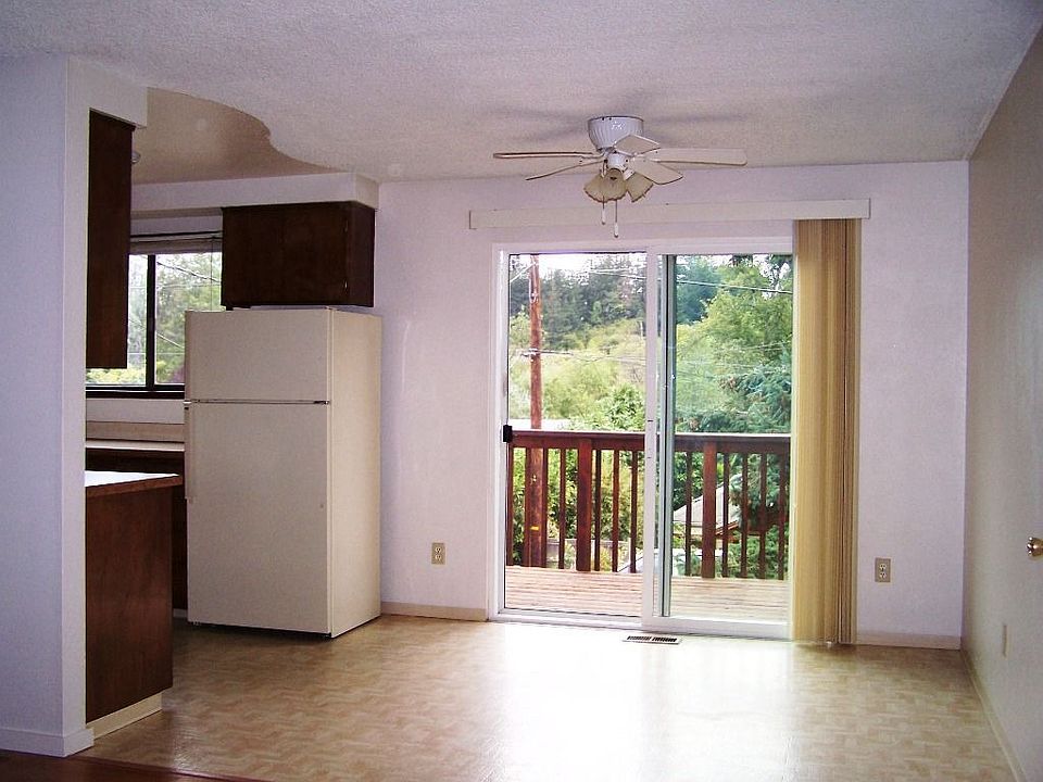2nd image of 2410 Riverview St