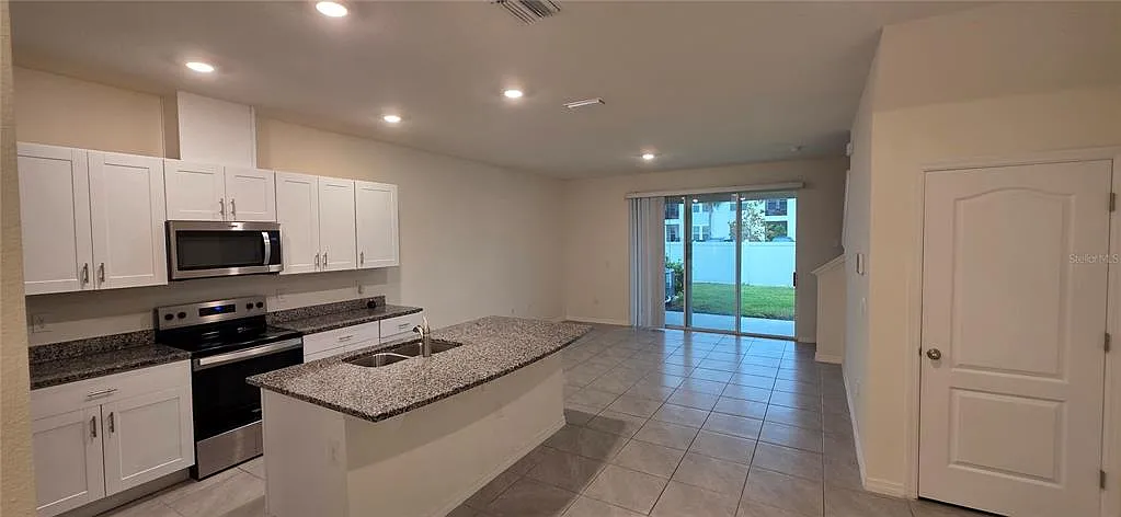 3 bed, 2.5 bath, 1676 sqft, $2,400 — Photo 4