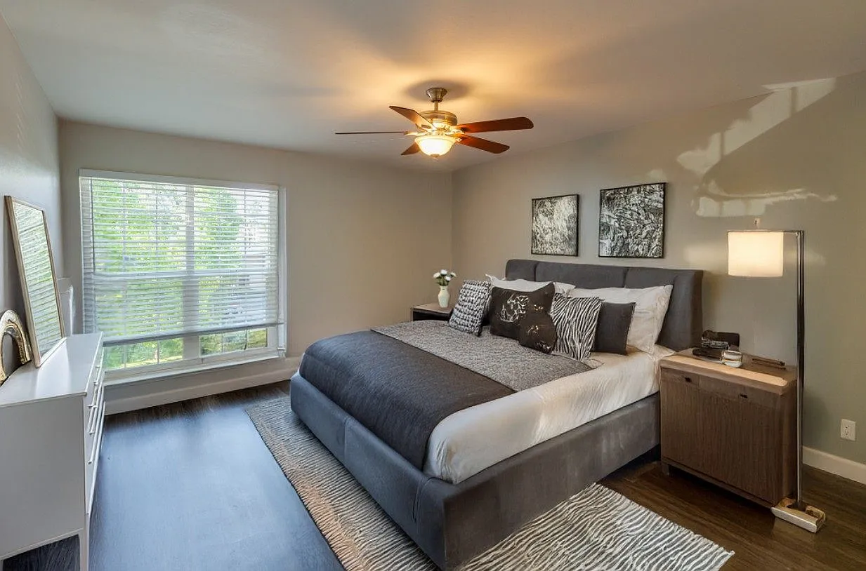 Redwood Plaza Apartments — Photo 3