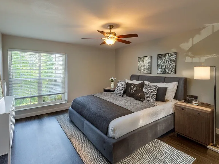 Redwood Plaza Apartments — Photo 3