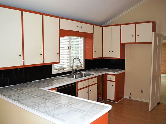 2nd image of 206 Candlewood Cv