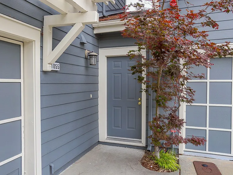 1055 Hull Ln — Photo 2