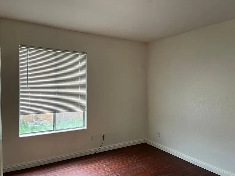 1233 Edinburg Ct — Photo 9
