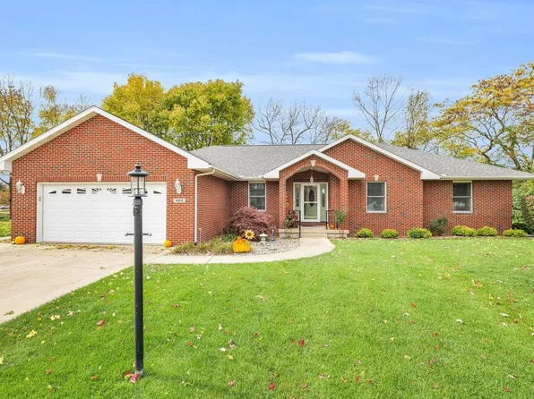 404 Crestview Ln, Monticello, IL 61856