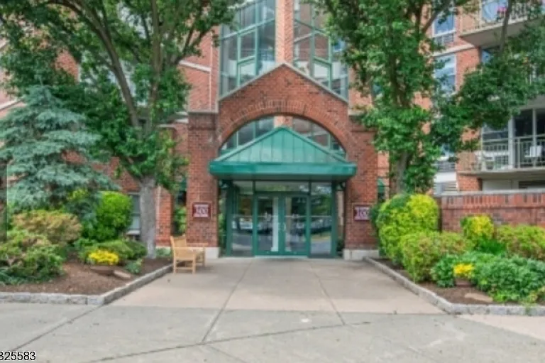 300 Main St #405 — Photo 1