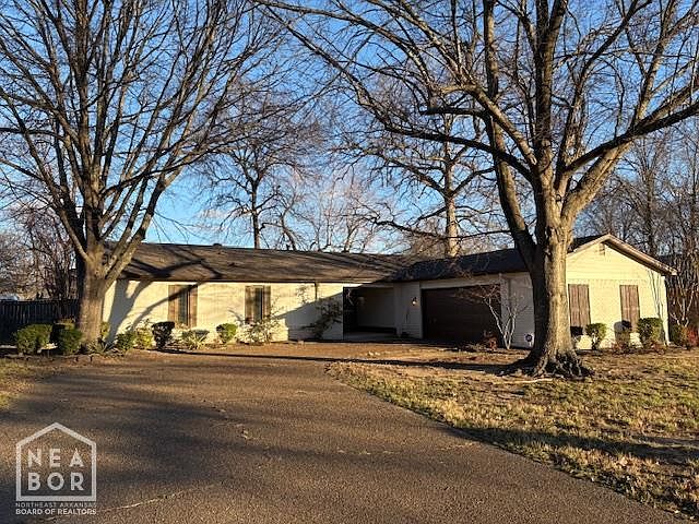 1st image of 3004 Greenbriar Dr
