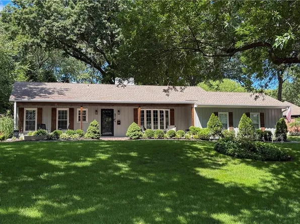 9704 Manor Rd, Leawood, KS 66206