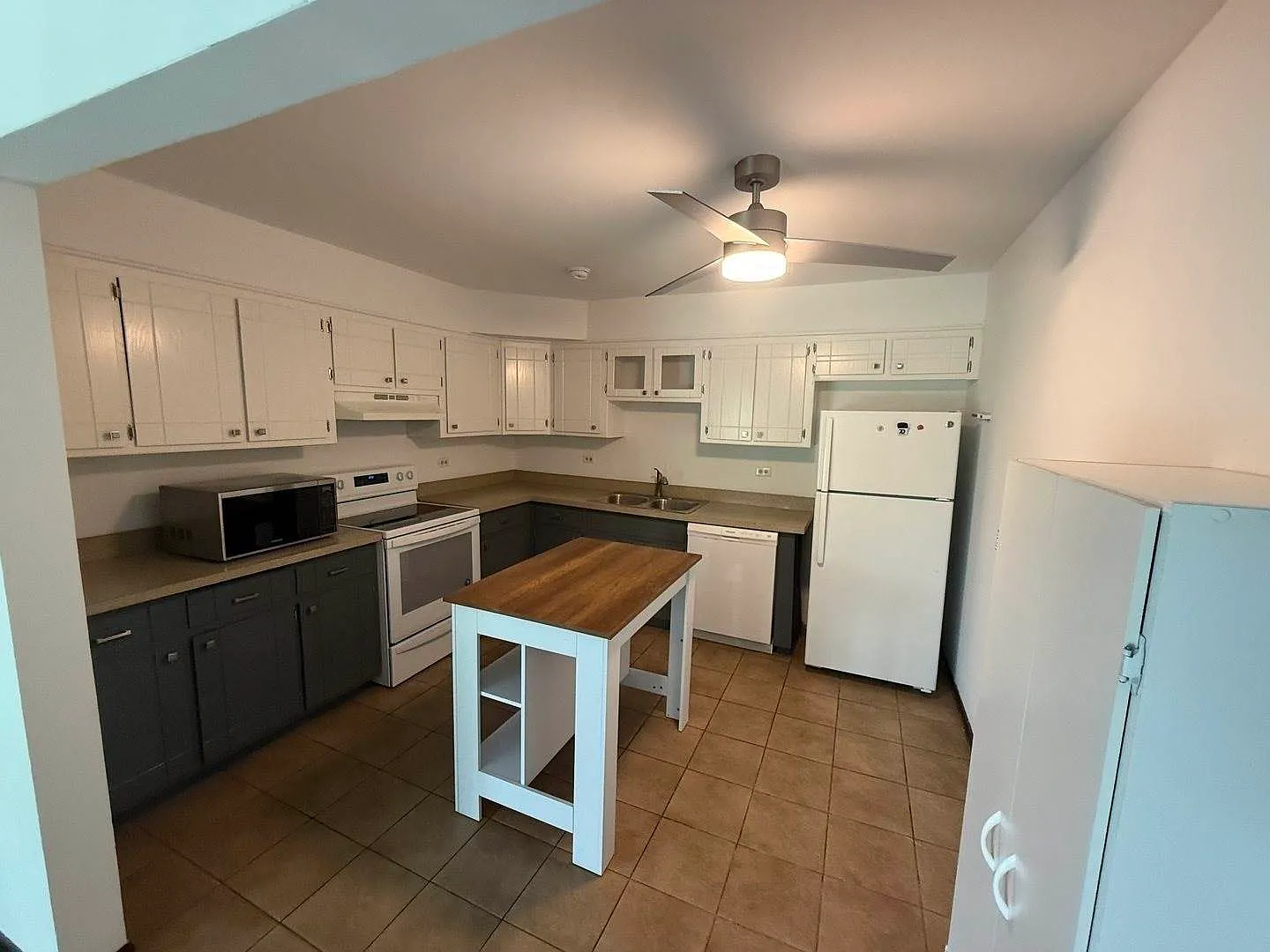 2 bed, 900 sqft, $1,700 — Photo 2