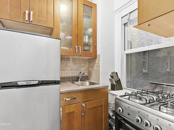 3rd image of 315 E 43rd St #515
