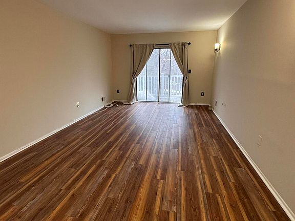 4th image of 22 Beverly Ct