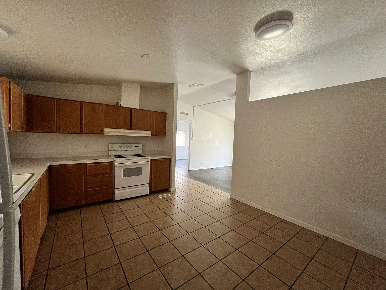 3 bed, 1600 sqft, $1,850 — Photo 2