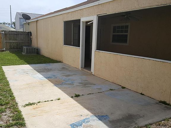 3rd image of 8 Bentwater Cir