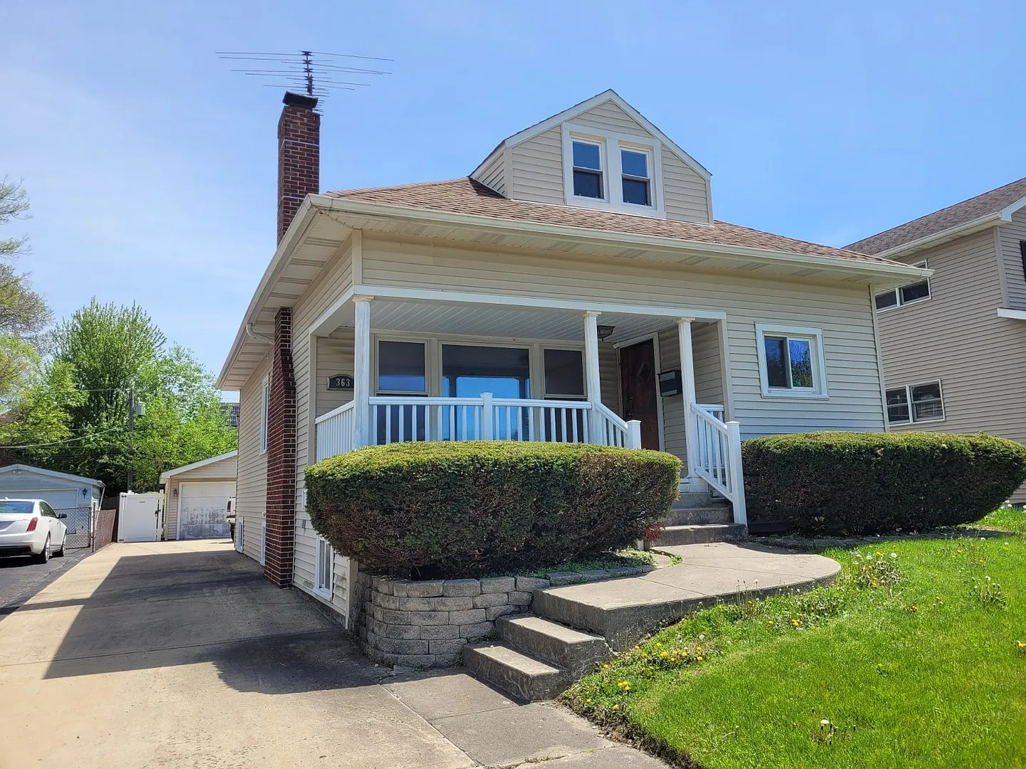 363 N Oak St photo 1