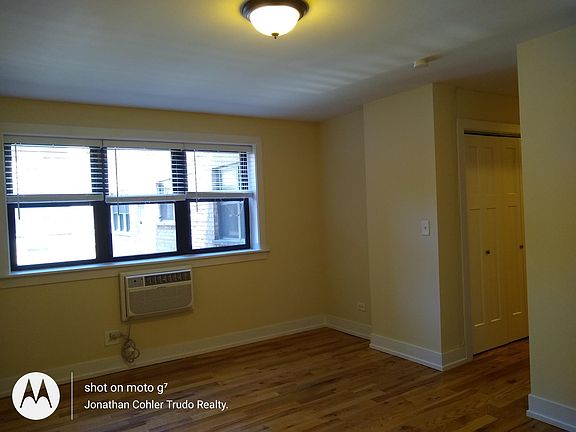 5th image of 555 W Arlington Pl APT 206