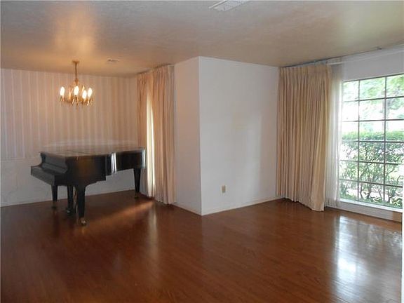 3rd image of 804 Waggoner Dr