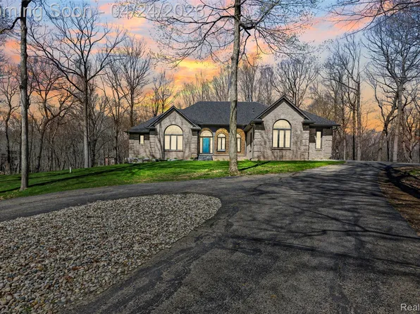 1150 Cripple Creek Ln, Rochester Hills, MI 48306