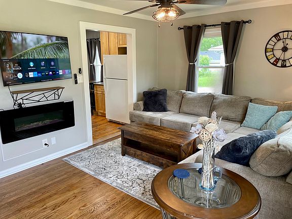 3rd image of 1030 E Northfield Ave