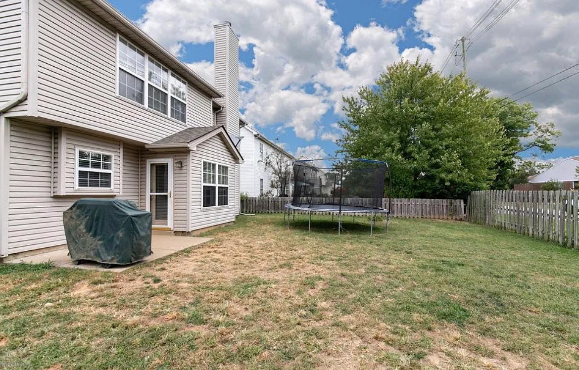 4 bed, 1905 sqft, $2,300 — Photo 3