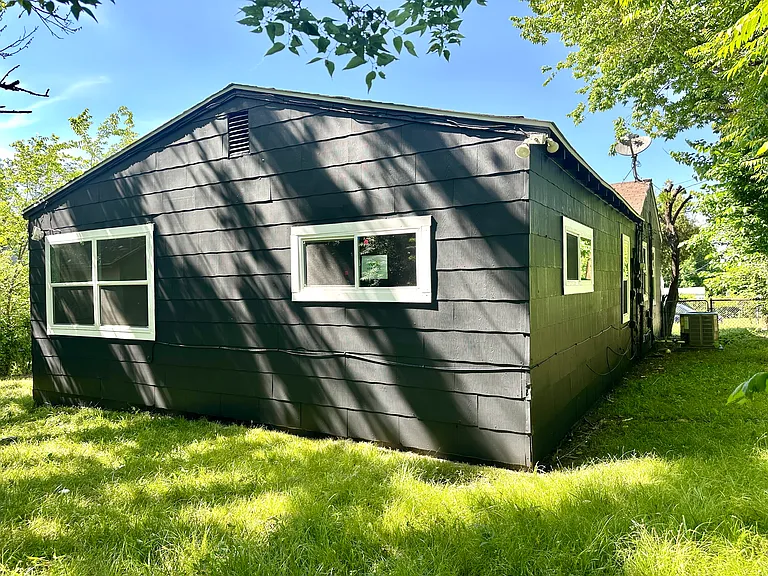 1008 E King Pl — Photo 23