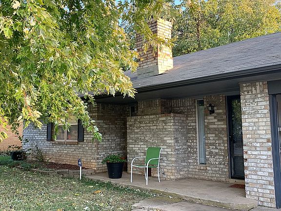 2nd image of 1820 Oakhollow Dr
