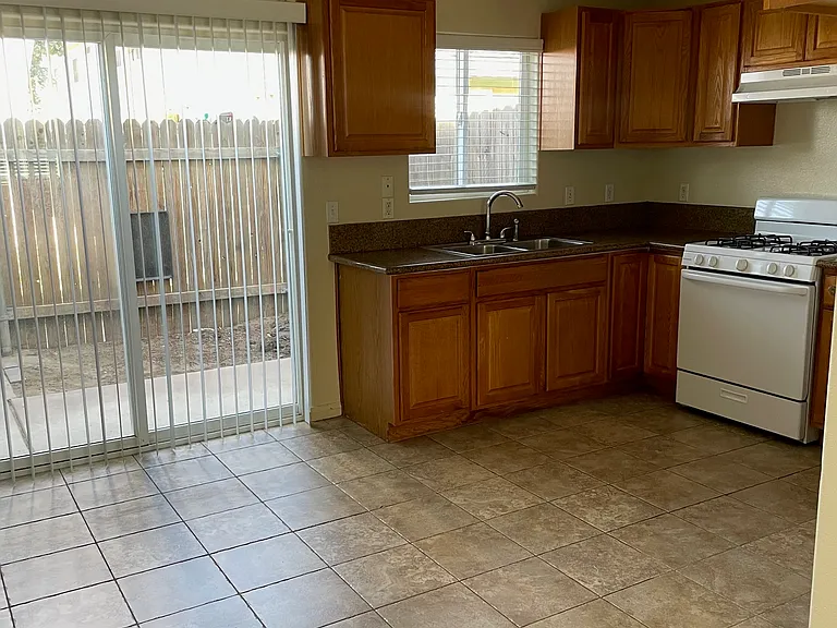 1024 Lorraine Pl #14 — Photo 2